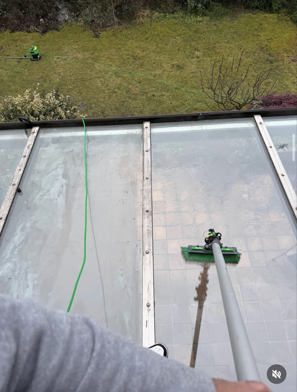 Glasdach Reinigung in Arbeit – ProService Facility Langenfeld